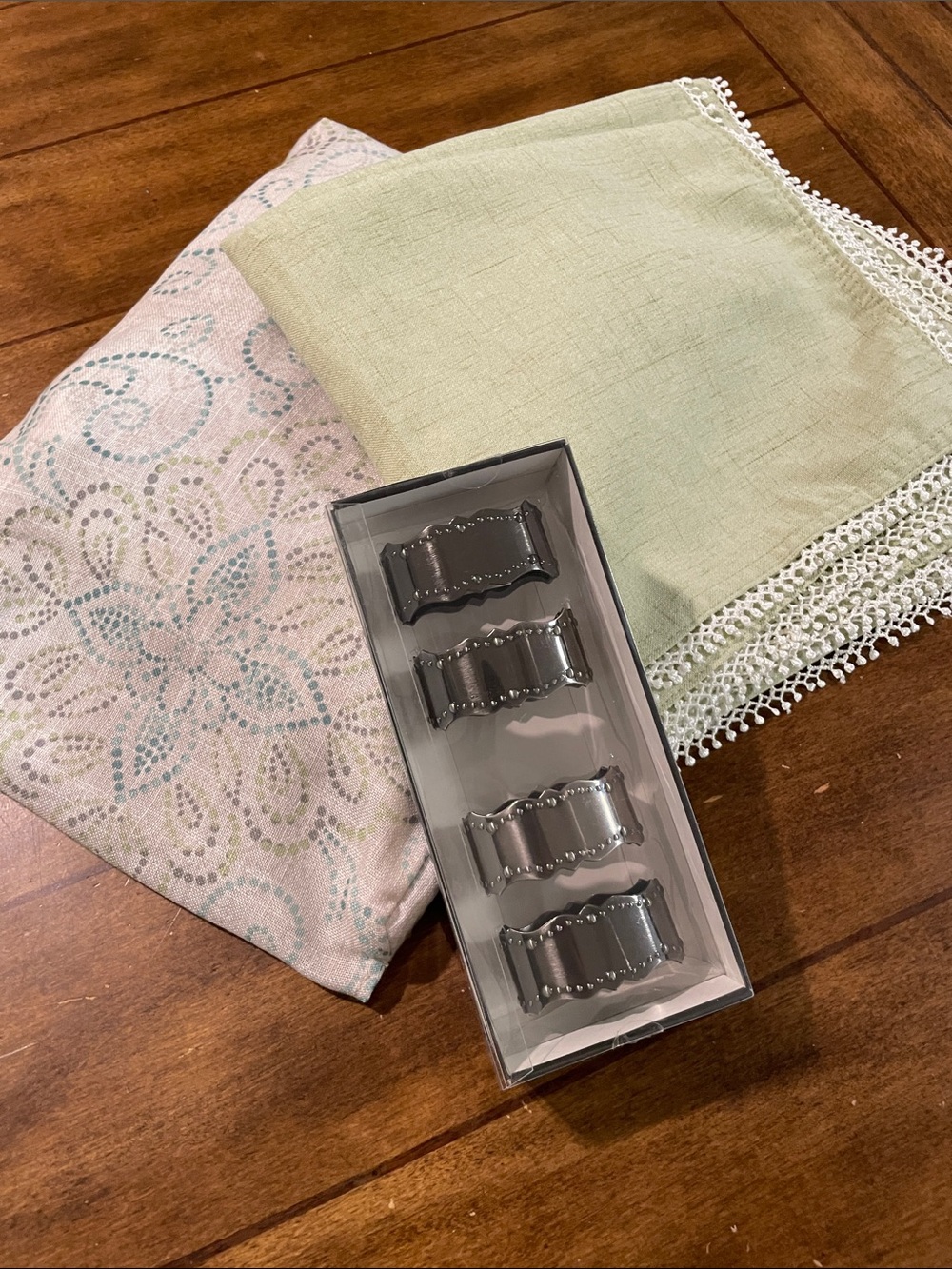 Set of 4 Silver Napkin Rings, napkins and table cloth